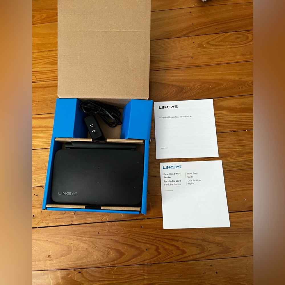Linksys Dual Band WiFi Router - Picture 2 of 4